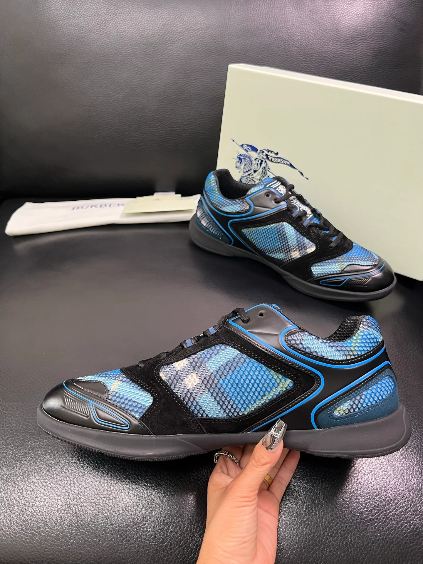 Men's shoes 💰740 BURBERRY top crafts Burberry counter synchronization, original factory configuration imported cowhide fabrics from Italy, high-quality complex splicing process, imported cowhide inner pads, breathable and comfortable, soles: original soles specially provided by the original factory, original and single goods High quality welcome to compare, code number 38-44 (customized 45 46) 85855